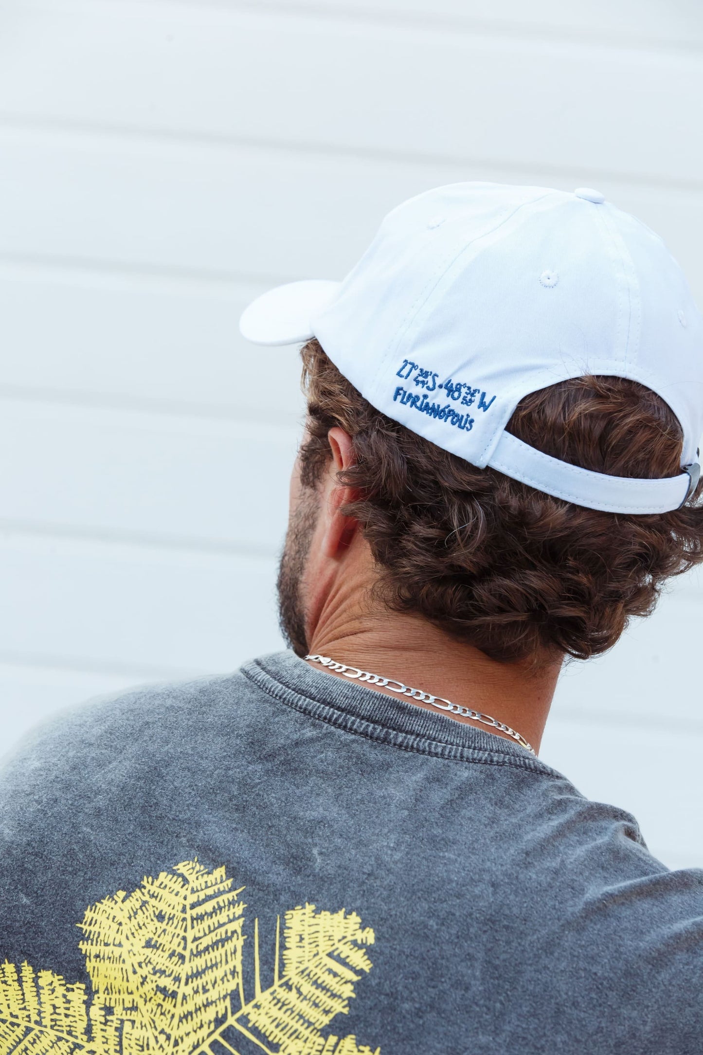 Boné Dad Hat Off White com bordado azul – Martim-pescador