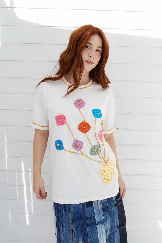 Camiseta flores - bordada